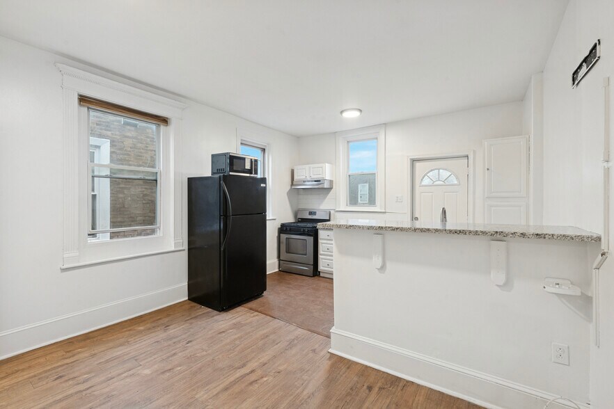 Building Photo - 6020 Catharine St