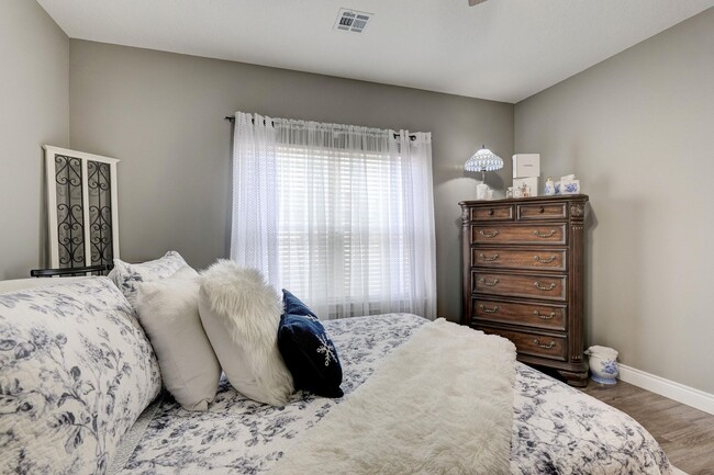 Building Photo - New Unit now available for lease! Modern 2...