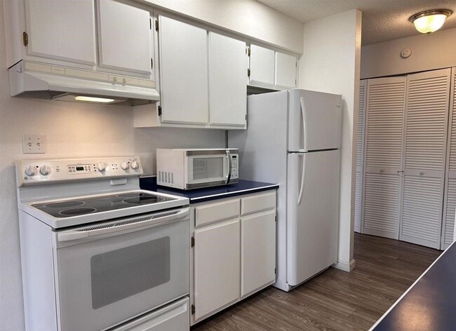 Building Photo - 2 Bedroom 1 Bathroom Condo Heat/Water Paid!