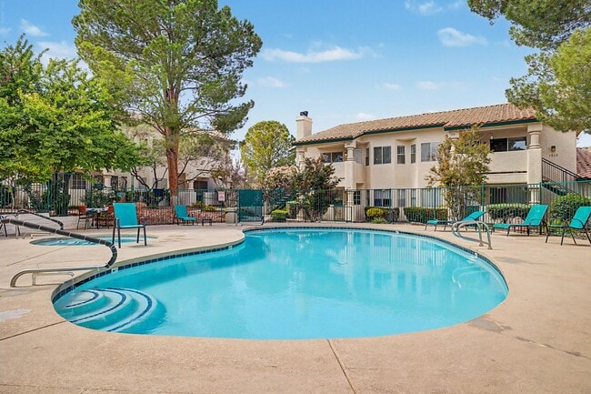 Building Photo - 2 Bedroom Condo just off Summerlin Pkwy w/ views of pool