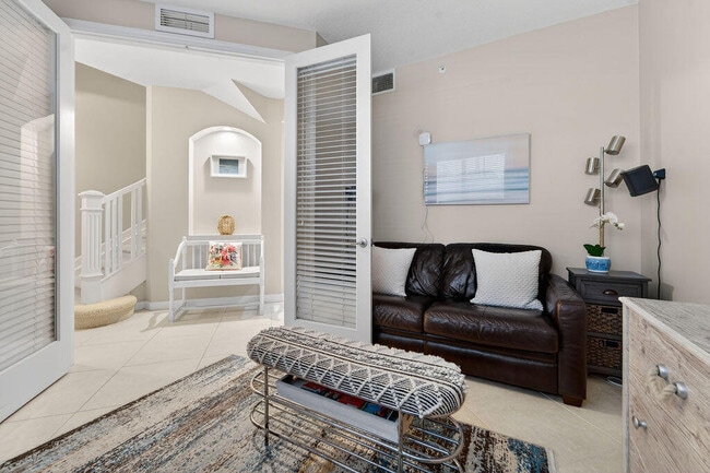 Building Photo - 11860 Valencia Gardens Ave