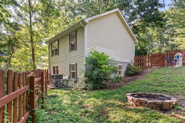 Building Photo - Nicely Remodeled 3 Bedroom House on Cul-de-Sac with Walkout Basement!
