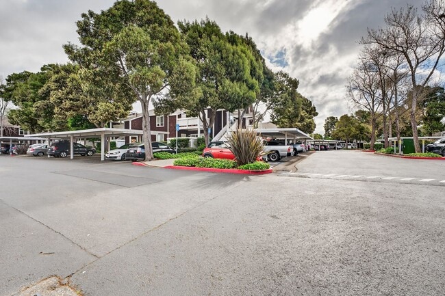 Building Photo - Spacious Upgraded Lower Level Condo in Marina Bay HOA....