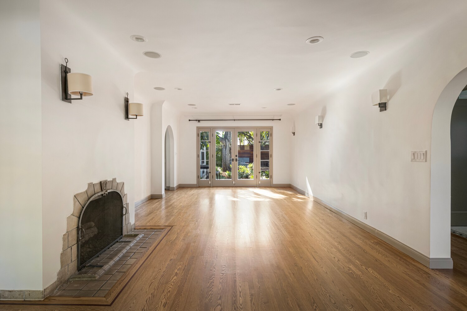 Building Photo - 1169 S Sierra Bonita Ave