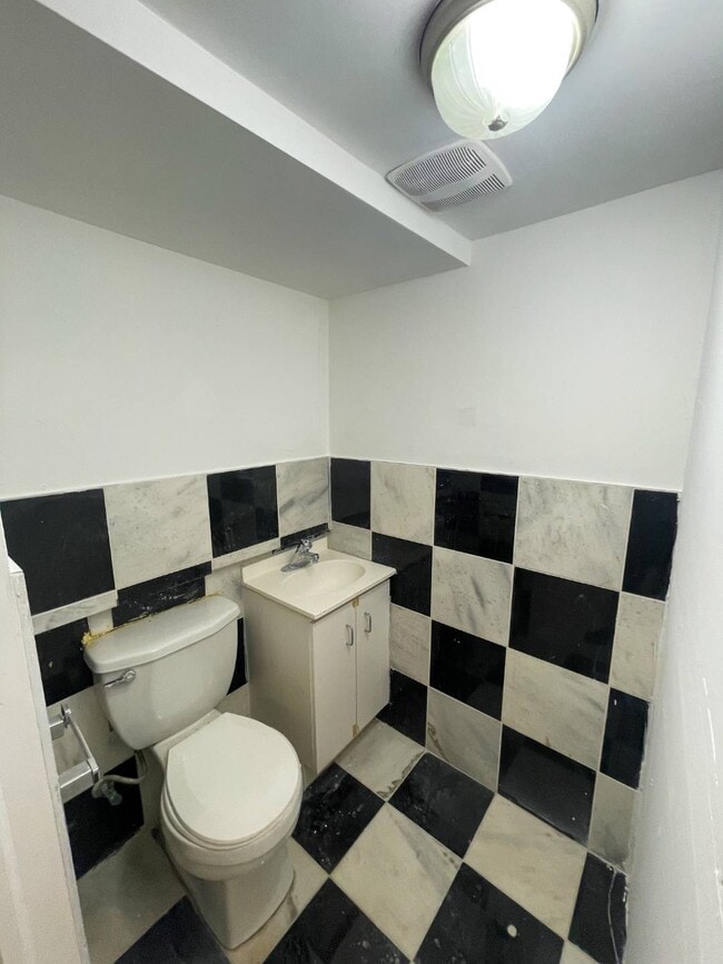 Building Photo - 72-45 60th Ln