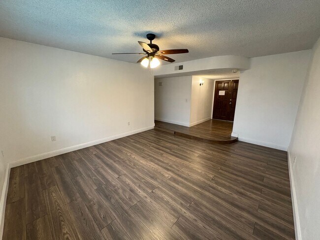 Building Photo - SW Visalia Home Available Now!