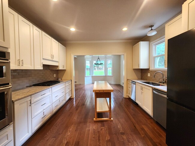 Building Photo - Executive Rental in Lake Redwine Community, 4 Bedrooms and 2.5 Baths 2 Car Garage - Newnan, GA