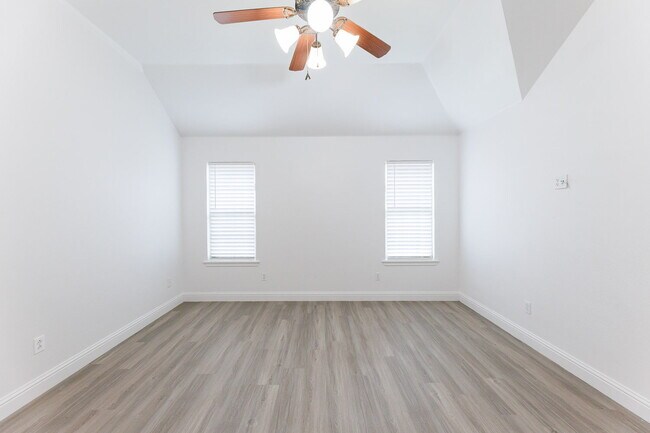 Building Photo - Gorgeous 4 bed 2.5 bath!