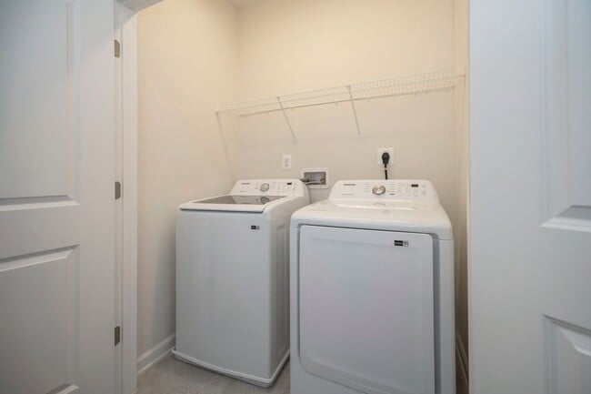 Building Photo - Great rental in Embrey Mill!