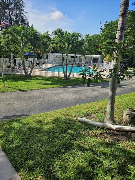 Building Photo - 1045 SE 15th St