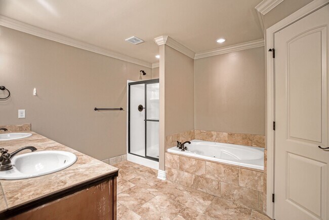 Building Photo - 110 Vienne Pl