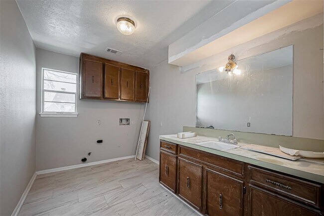 Building Photo - 811 Loire Ln