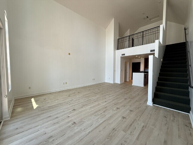Building Photo - Penthouse Loft in Prime Downtown Location!
