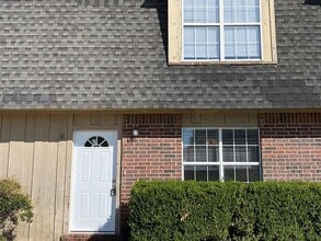 Building Photo - 2 Bedroom, 1.5 Bathroom End Unit Townhouse with fenced-in backyard in Farmington