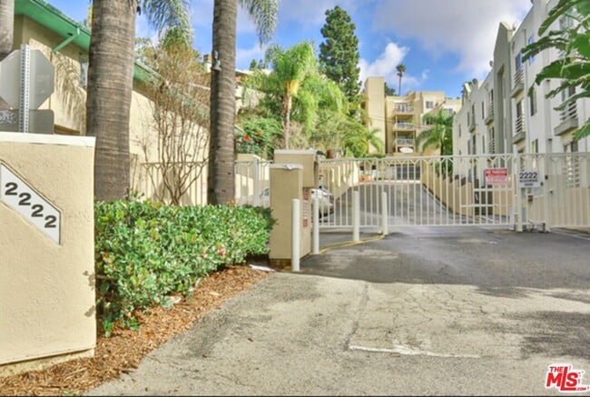 Building Photo - 2222 Beachwood Dr