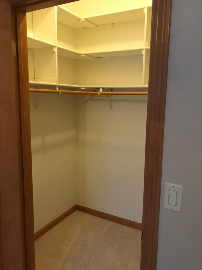 Building Photo - 2100 River Point Ct