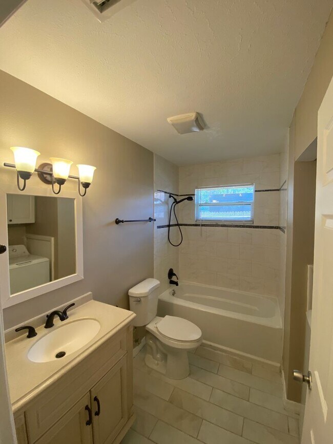 Building Photo - RANCH STYLE 3 BEDROOM 2 BATH  - NEAR USF & BUSCH GARDENS