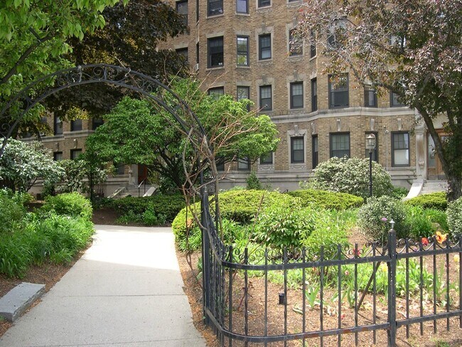 Building Photo - 120 Riverway