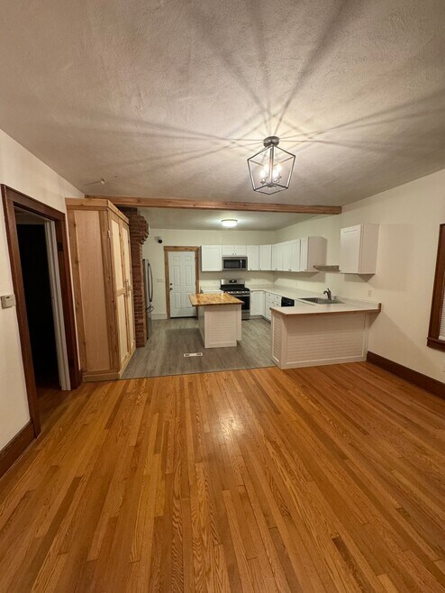 Building Photo - 554-556 Whittier Ave