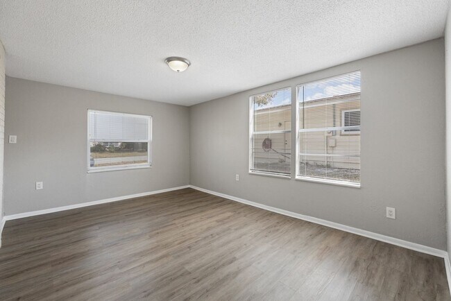 Building Photo - Beautifully renovated 4bdrm/2bath home wit...