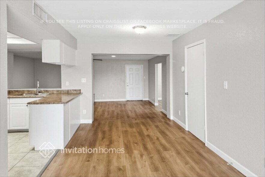 Building Photo - 3068 N 87th Ave