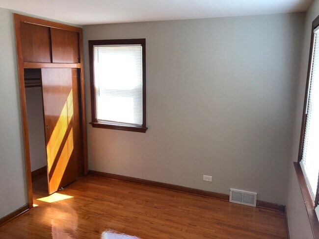 Building Photo - Fresh 3bed/2bath Home Close to Transportation Fenced Backyard