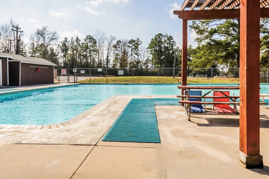 Building Photo - 156 Bluebonnet