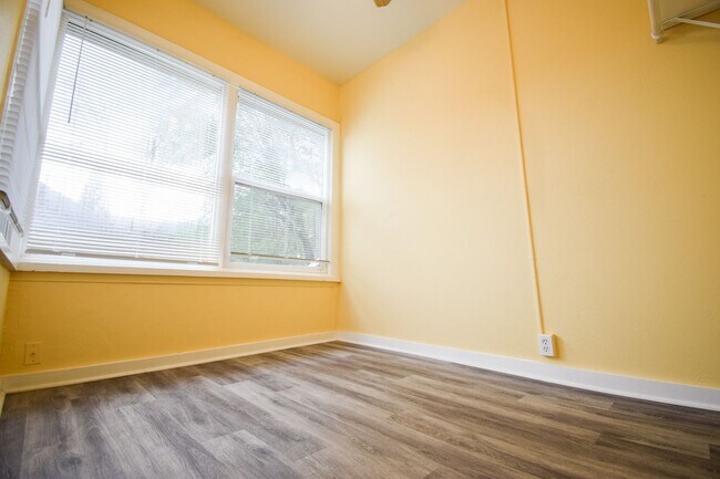 Building Photo - CLE-4637