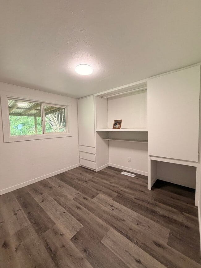 Building Photo - Fully Remodeled 3-Bedroom apartment