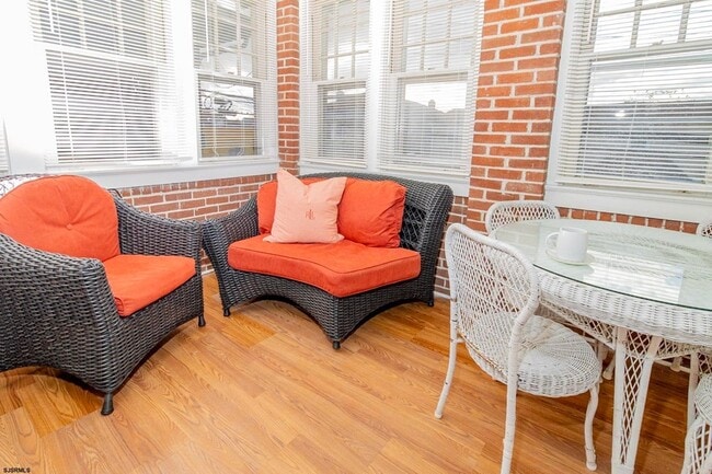 Building Photo - 5 N Newport Ave