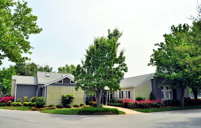 Building Photo - 3 BR, 2.5 BA Versailles Townhouse - Pet Fr...