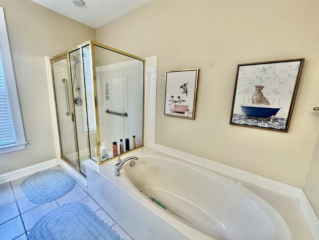 Building Photo - Spacious Two Bedroom Condo in the Crescent!