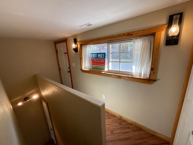 Building Photo - 2 Bedroom Home Available Near Manitou Ave ...