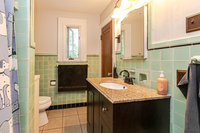 Building Photo - Beautiful 3-Bedroom, 2.5-Bath Home on a La...