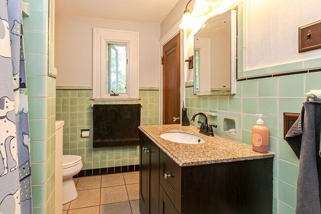 Building Photo - OPEN HOUSE 9/13 11AM-1PM  Beautiful 3-Bedr...