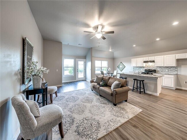 Building Photo - 1270 Lakeview Dr