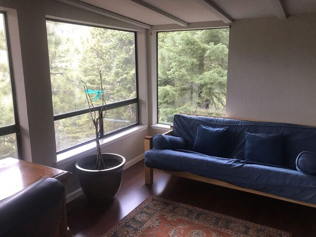 Building Photo - Fully Furnished Incline Home
