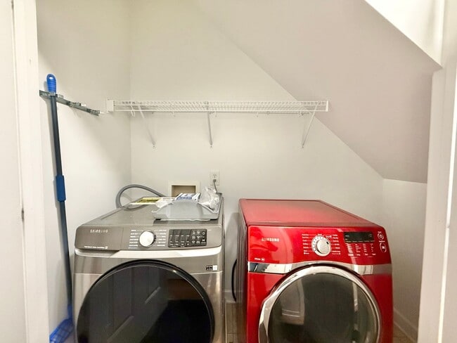 Building Photo - Modern 3BD, 2.5BA End Unit Raleigh Townhome with HOA Amenities Near I-540 & Triangle Town Center