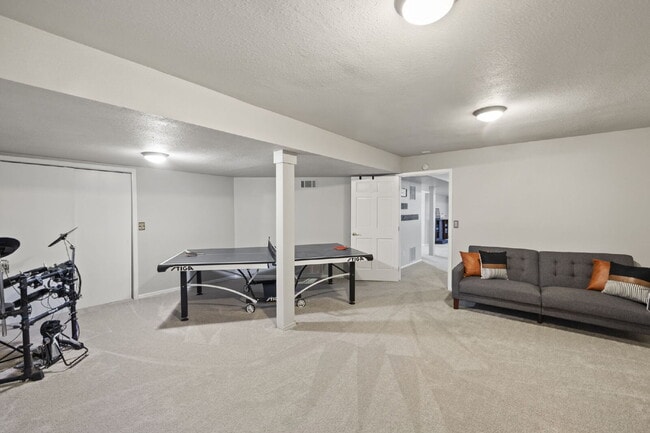 Building Photo - Spacious 6-Bedroom Broadmoor Rental with M...