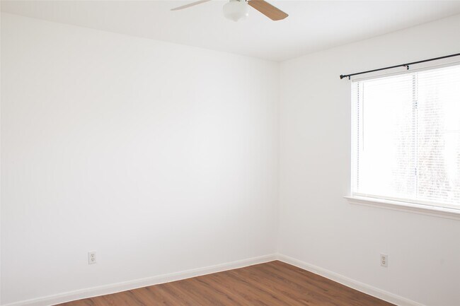 Building Photo - 8910 Sage Pl Dr