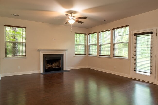 Building Photo - Modern Living in the Heart of Summerville!