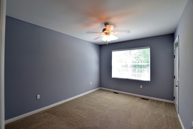 Building Photo - 3 Bedroom, 2 Bath, End-Unit condo style re...