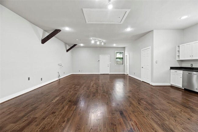 Building Photo - 633 E 11th St