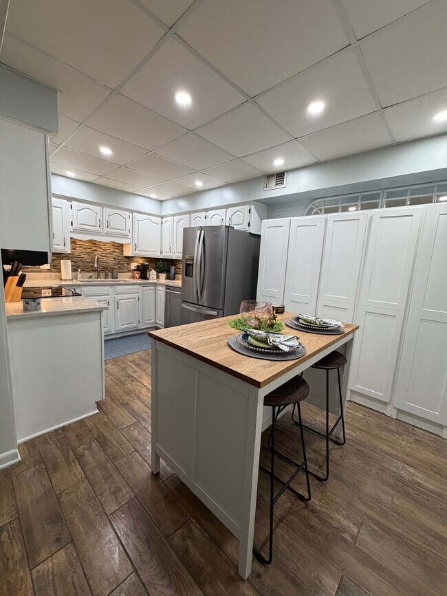 Building Photo - 920 Camellia Dr