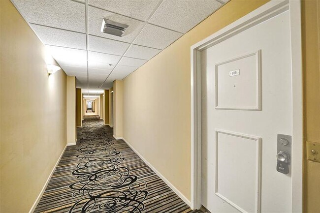 Building Photo - 3200 Port Royale Dr N