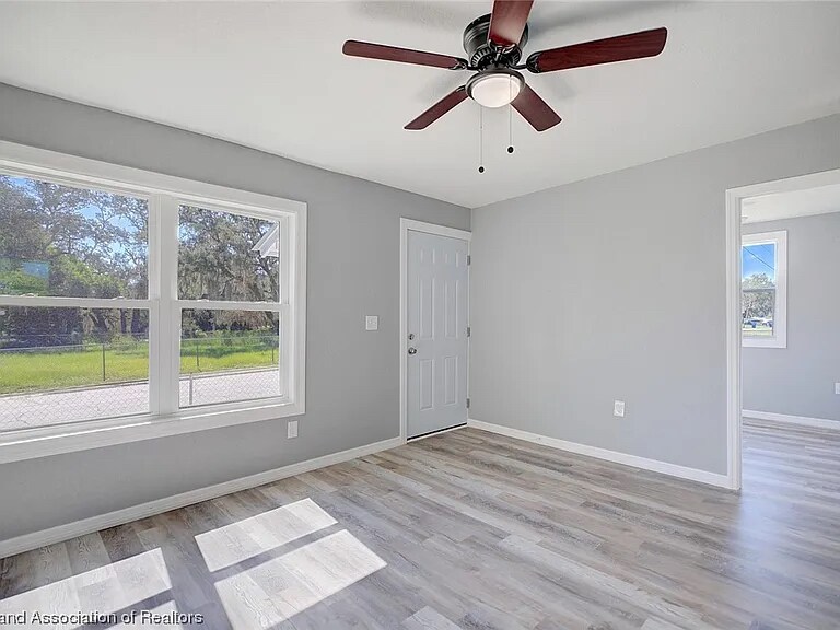 Building Photo - 1911 Roseland Ave