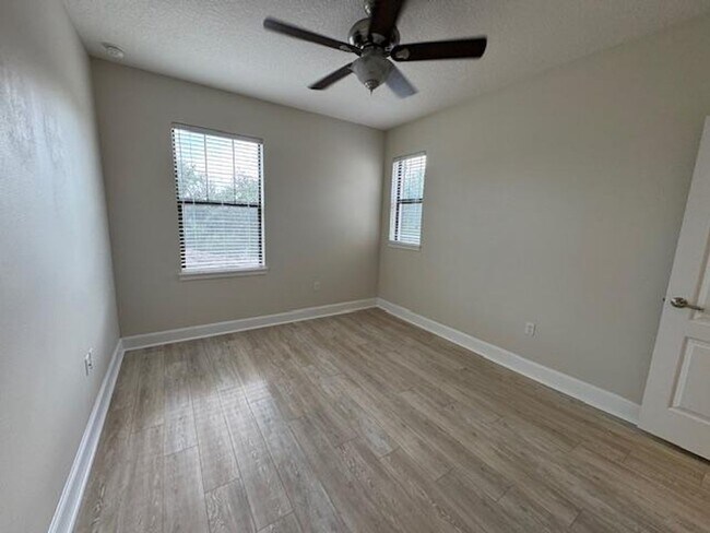 Building Photo - Newly renovated 4 Bedroom 3 1/2 Bathroom T...