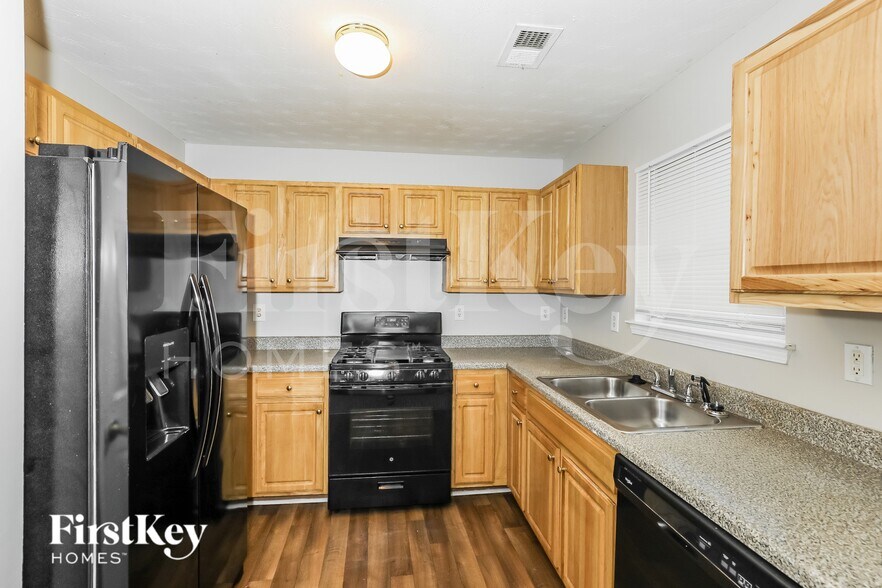 Building Photo - 2631 S Hills