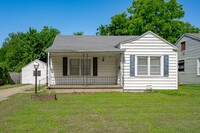 Building Photo - 3 Bedroom 2 Bathroom House with Converted ...