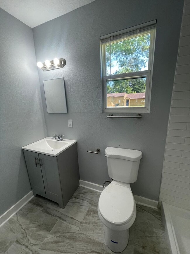 Building Photo - 3 Bedroom 2 Bath Single Family home : Available Now!